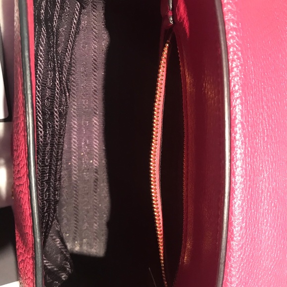 Prada purse 👛 with lock and key meduim size authentic Prada - Picture 4 of 8